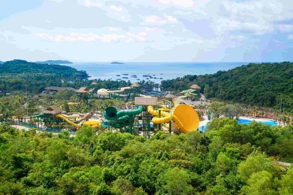 toancanhaquatopiawaterpark2_wzng